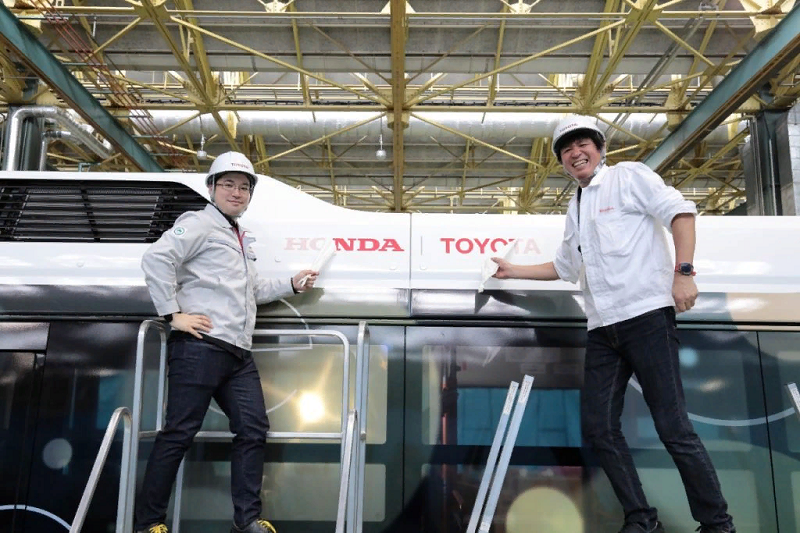 автобус Toyota как передвижная зарядная станция